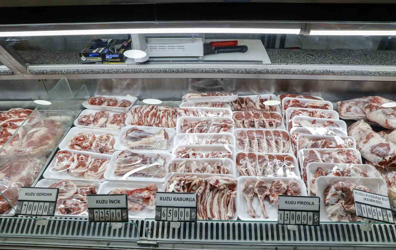 Antalya'da ucuz et satışı tam gaz sürüyor! Vatandaş mahalle kasabını bıraktı