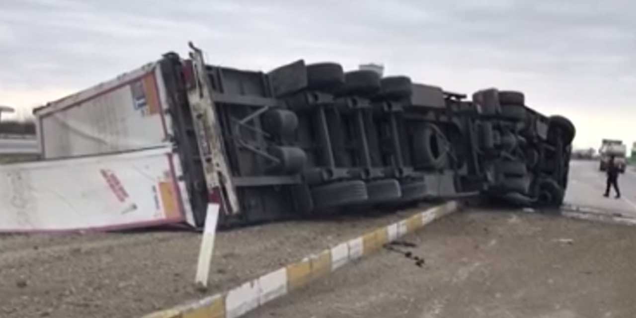 Ereğli’de İplik Yüklü Tır Devrildi: 1 Yaralı