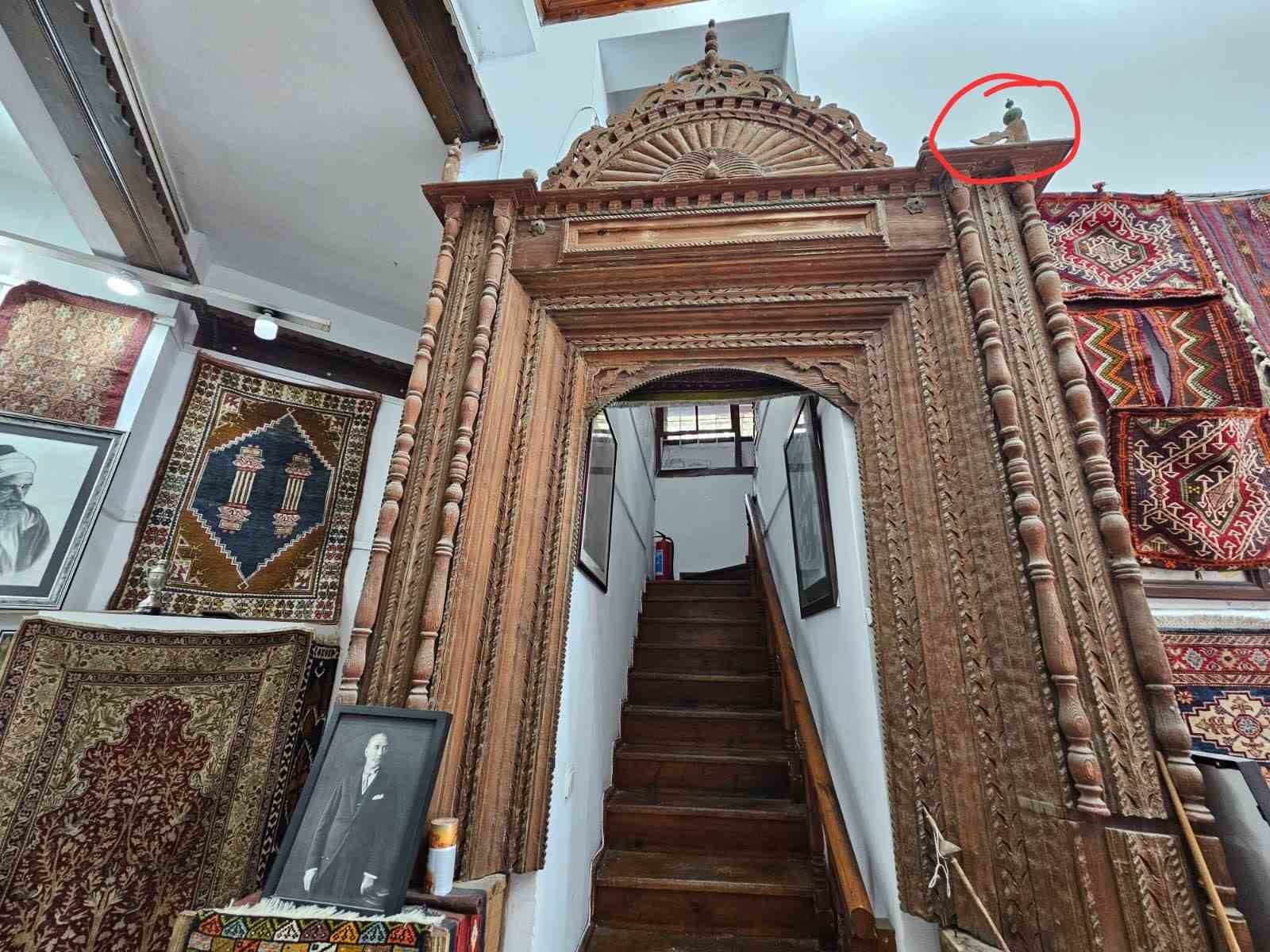 Halı dükkanında dekor olarak kullanılan tarihi mihrap Konya’nın çıktı