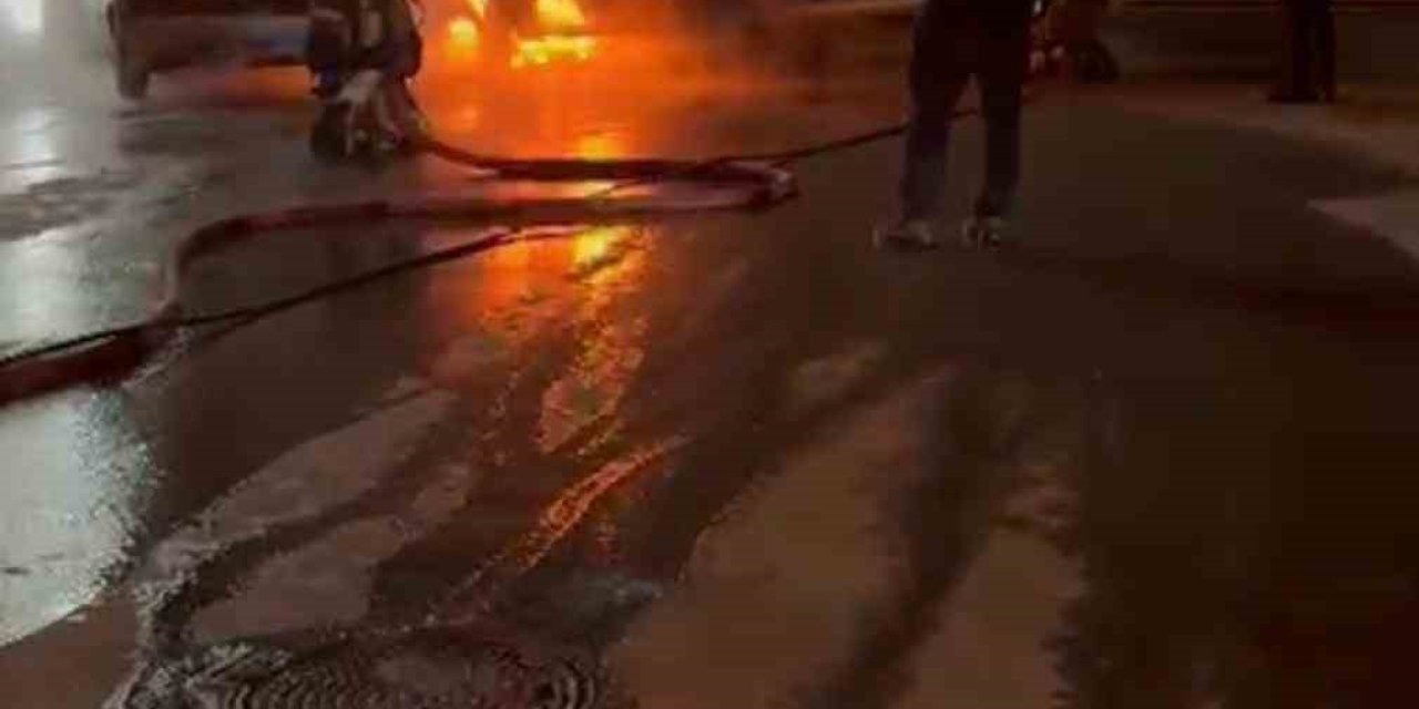 Elektrikli otomobil şarj olurken alev aldı