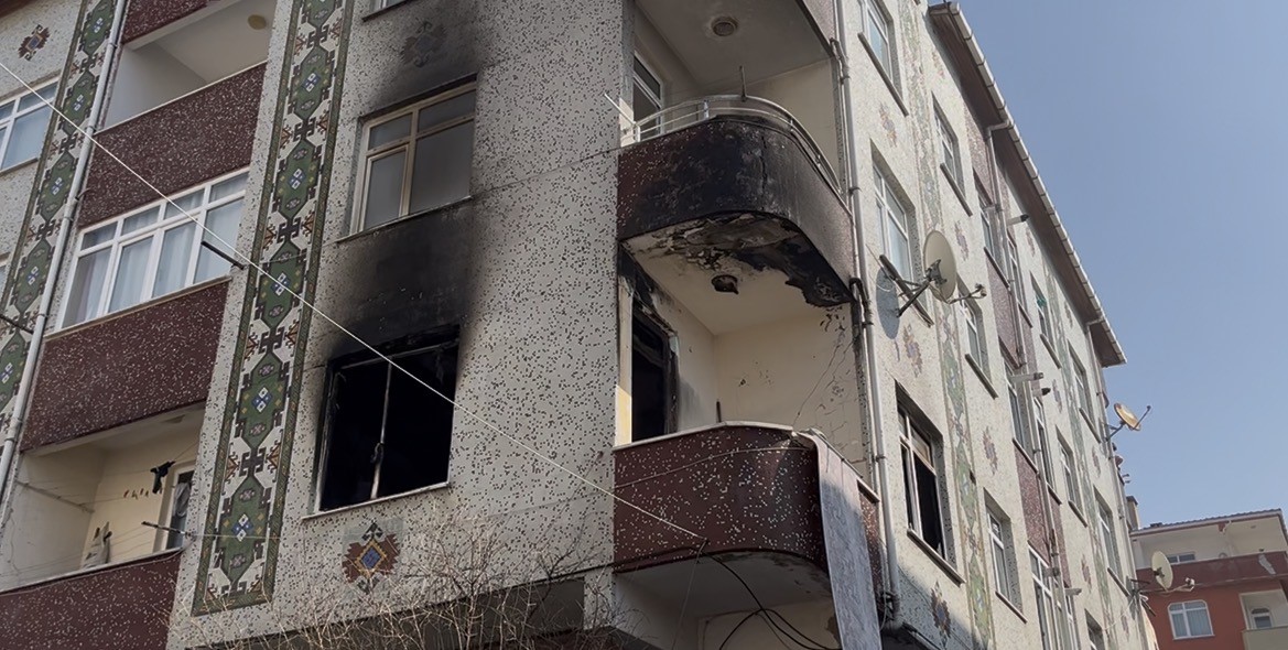 Kendi evini ateşe verdi