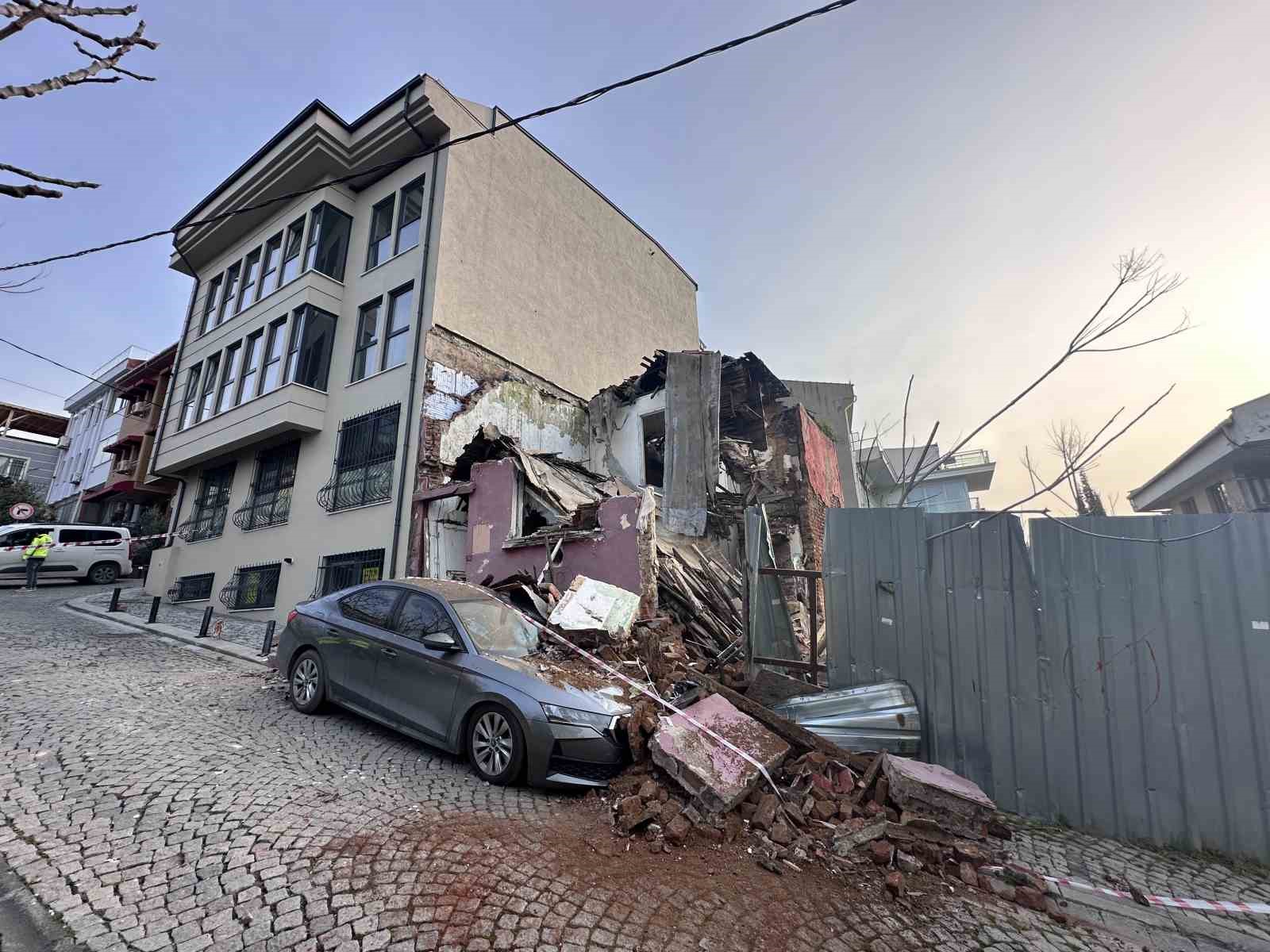 Metruk bina aracın üstüne yıkıldı