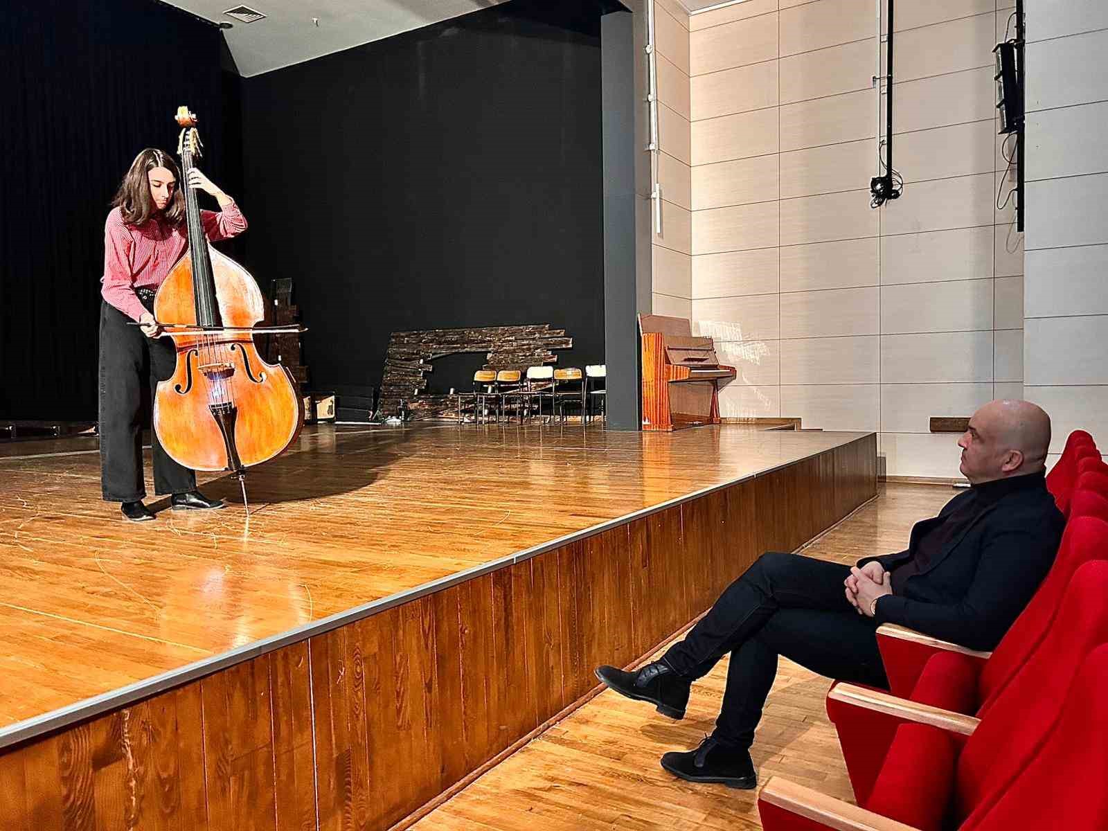 Ankara'nın radar kulaklı müzisyeni dünyaya açılıyor