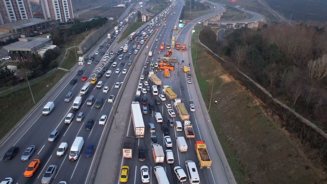 TEM'de trafik durdu! Kamyon devrildi