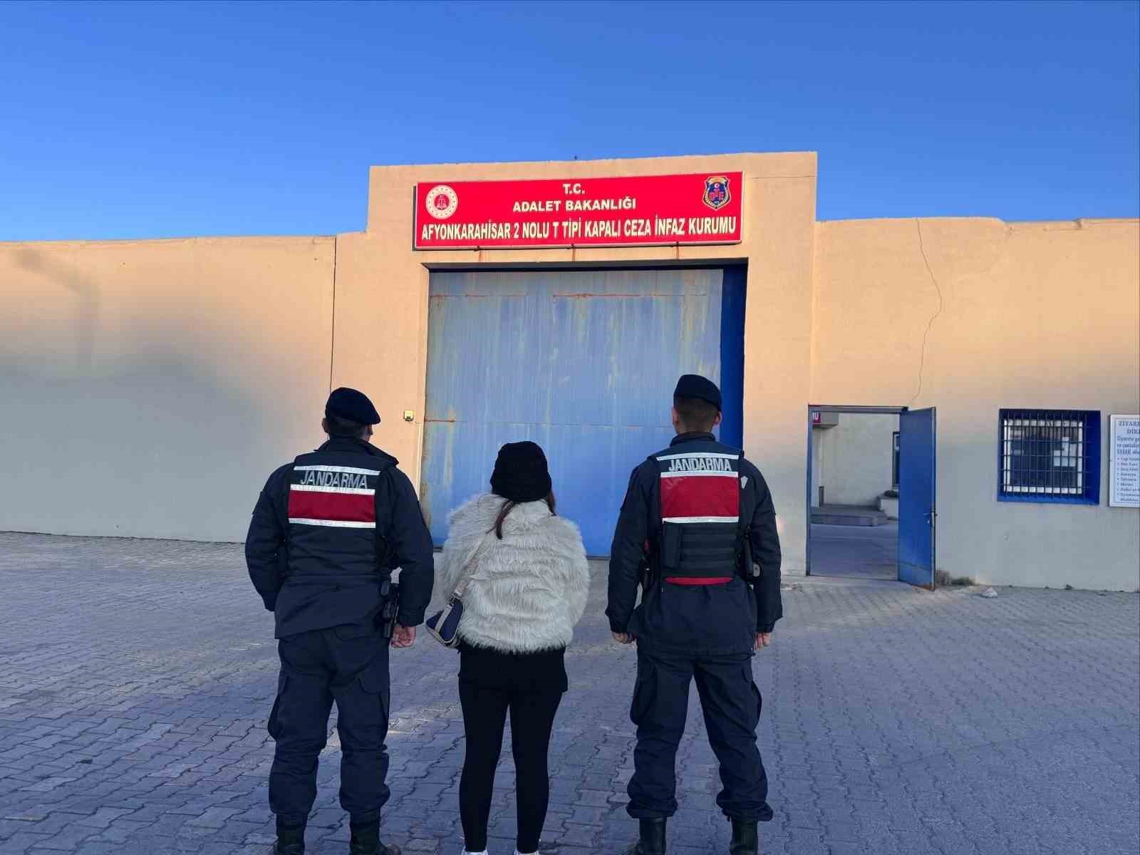 Kurye Afyon'da frene bastı! Üstünden 8 bin 190 adet çıktı