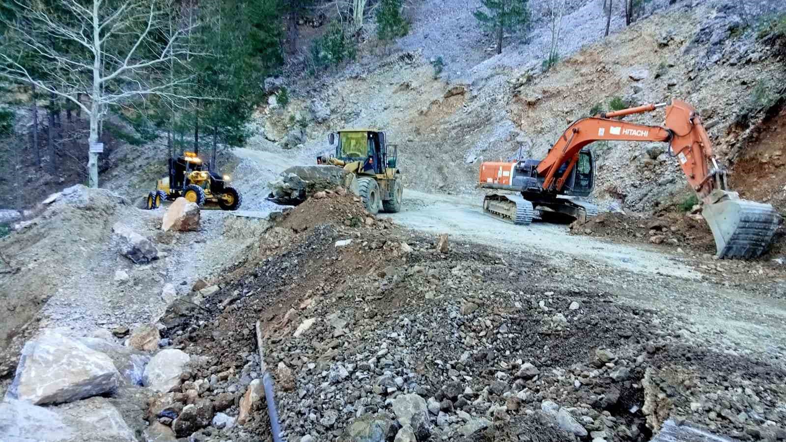Kış Alanya'nın dağlarını yerle bir etti! Makinalar bahara kadar aralıksız çalışacak