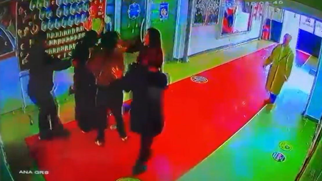 Esenyurt’ta okul koridorunda veli kavgası kamerada