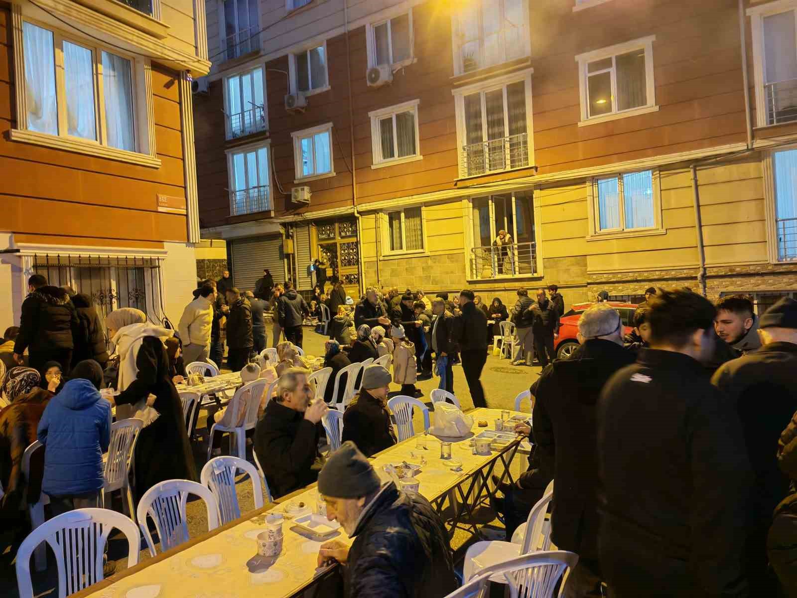 11 yıldır aynı yerde buluşup iftar yapıyorlar