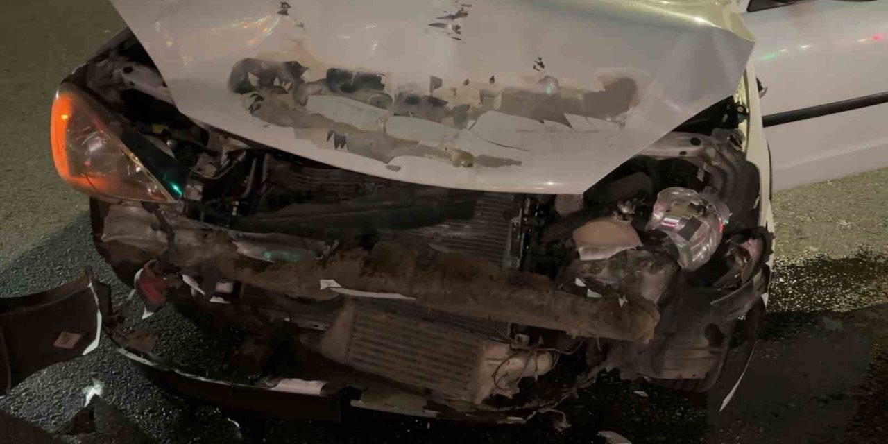 Makas Kavşağı’nda gece kazası: Opel hurdaya döndü
