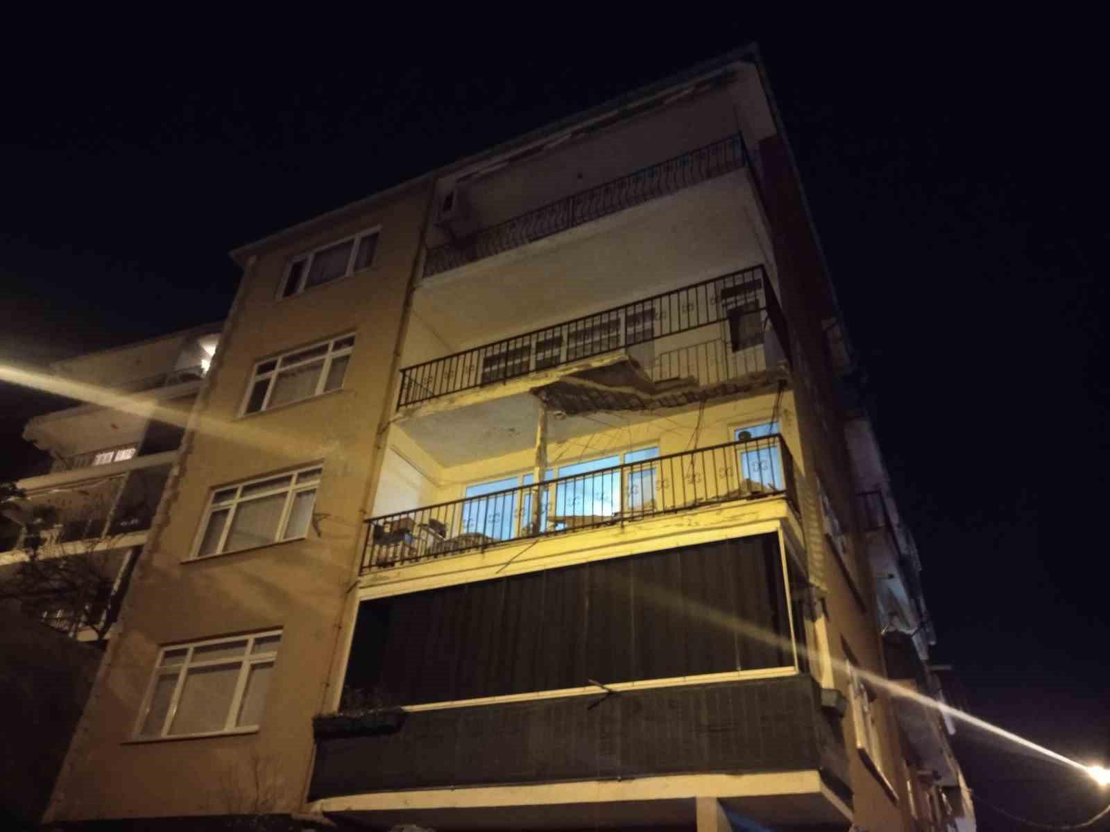 Evin balkonu koptu aşağı kata düştü