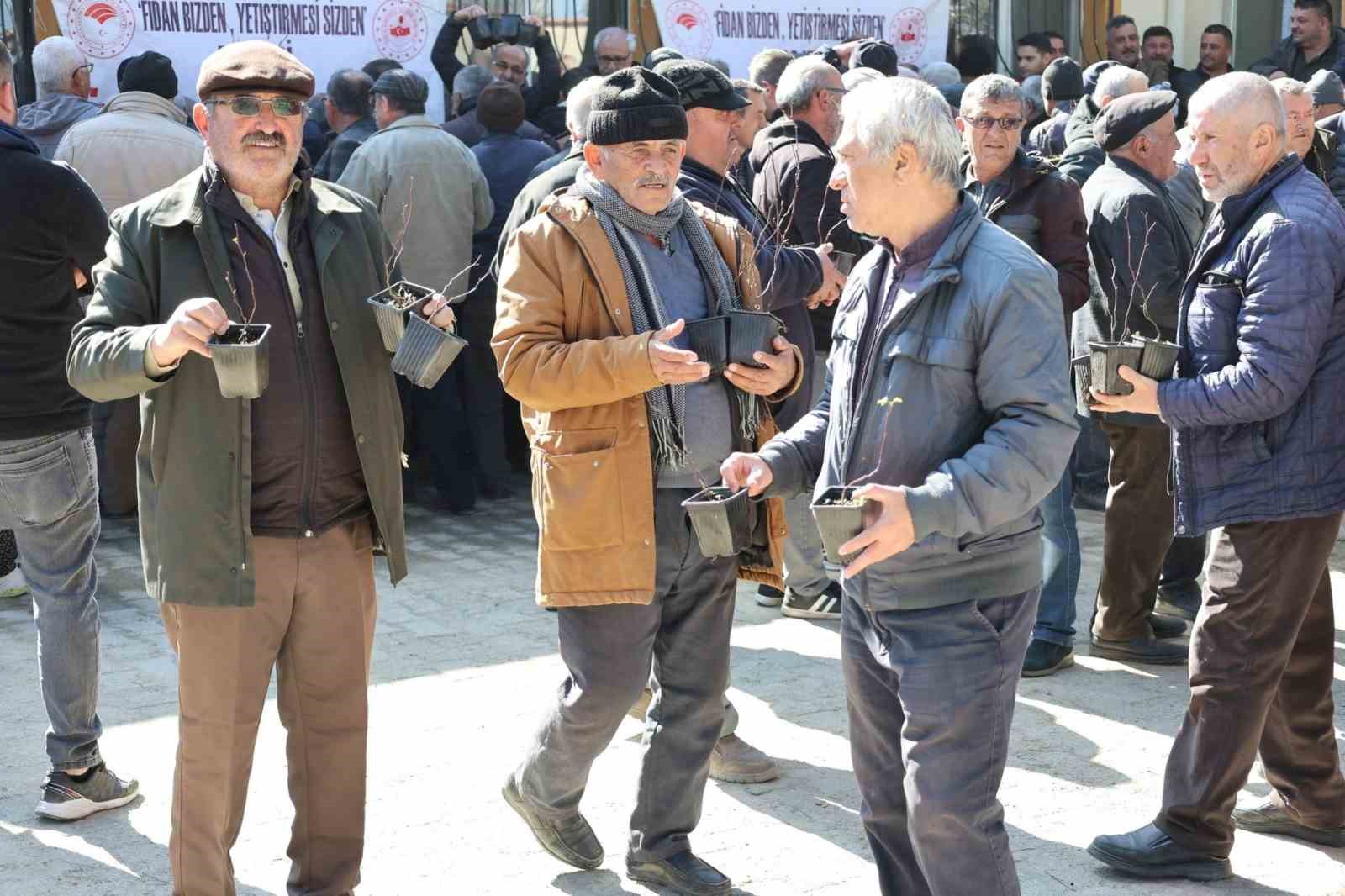 Çiftçi yeni ürünler deneyecek! Fidanlar dağıtıldı