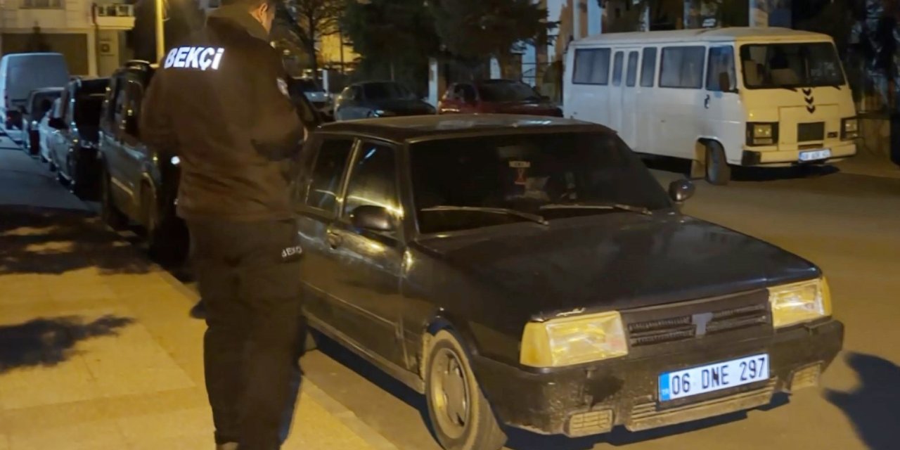 Kornası takılı kalan araç mahalleyi ayağa kaldırdı