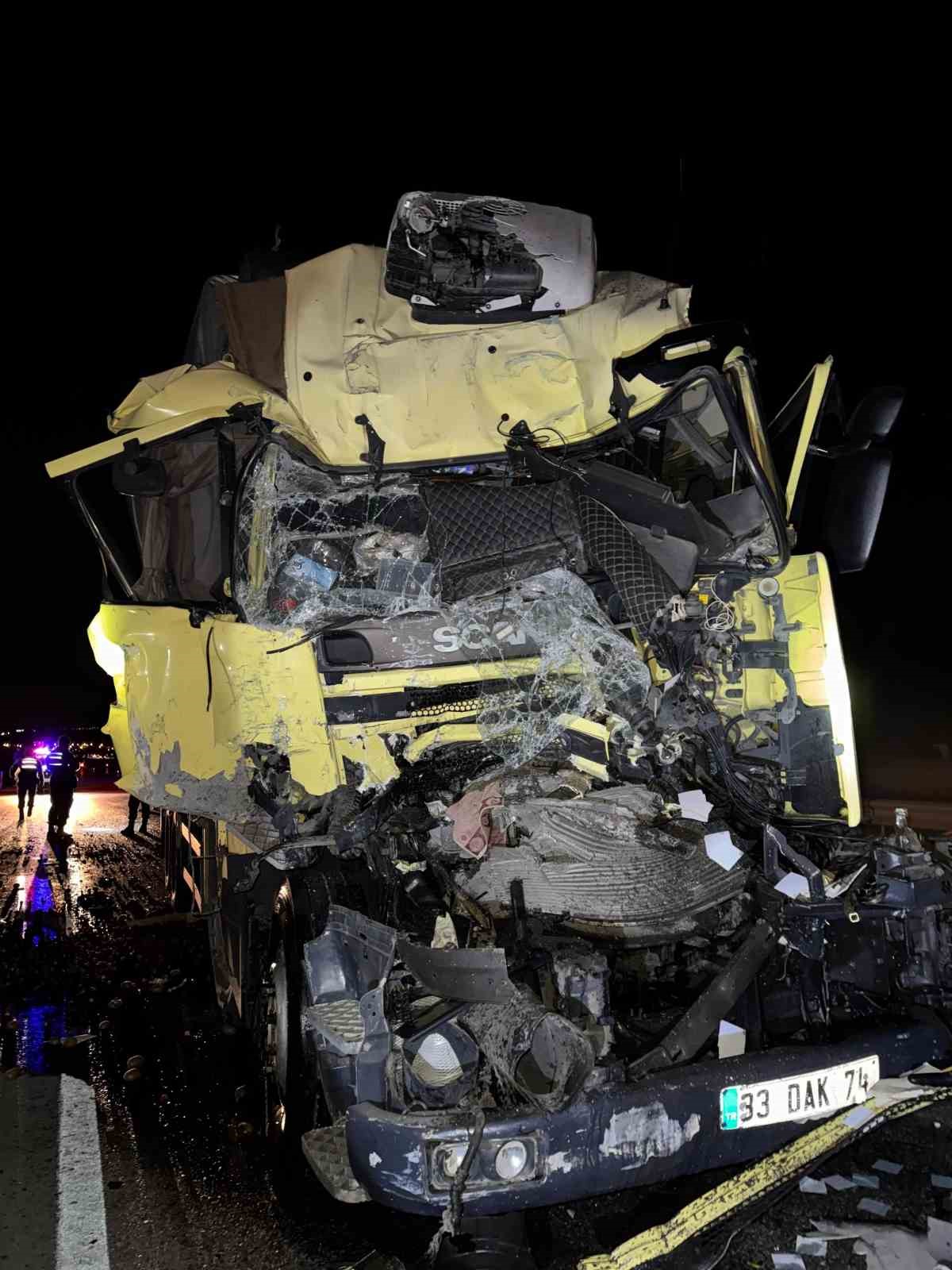 Kulu'da Can Pazarı! Kamyon Tıra Çarptı