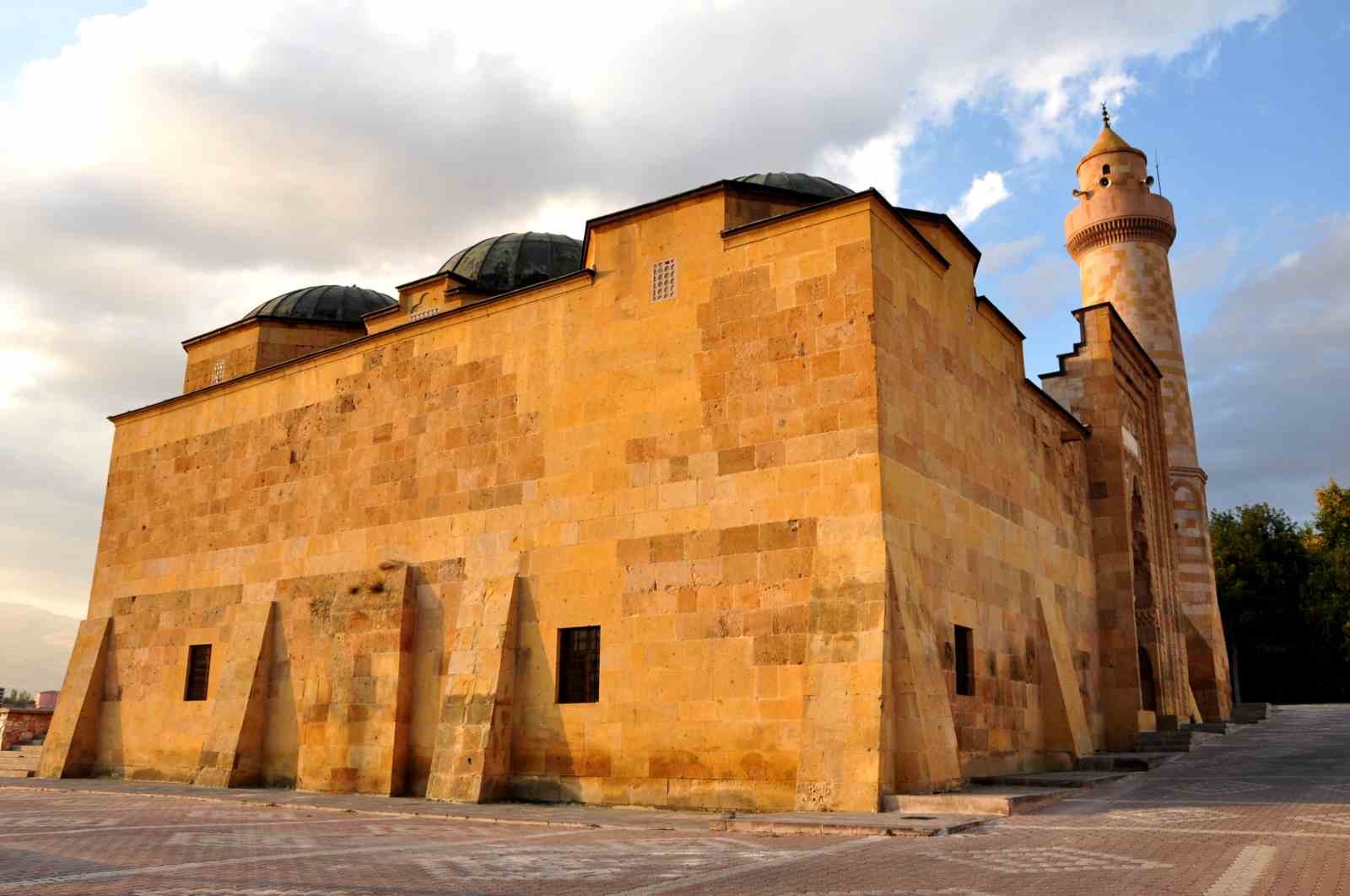 Niğde Seni Çağırıyor! 800 yıldır ayakta duran Selçuklu cami