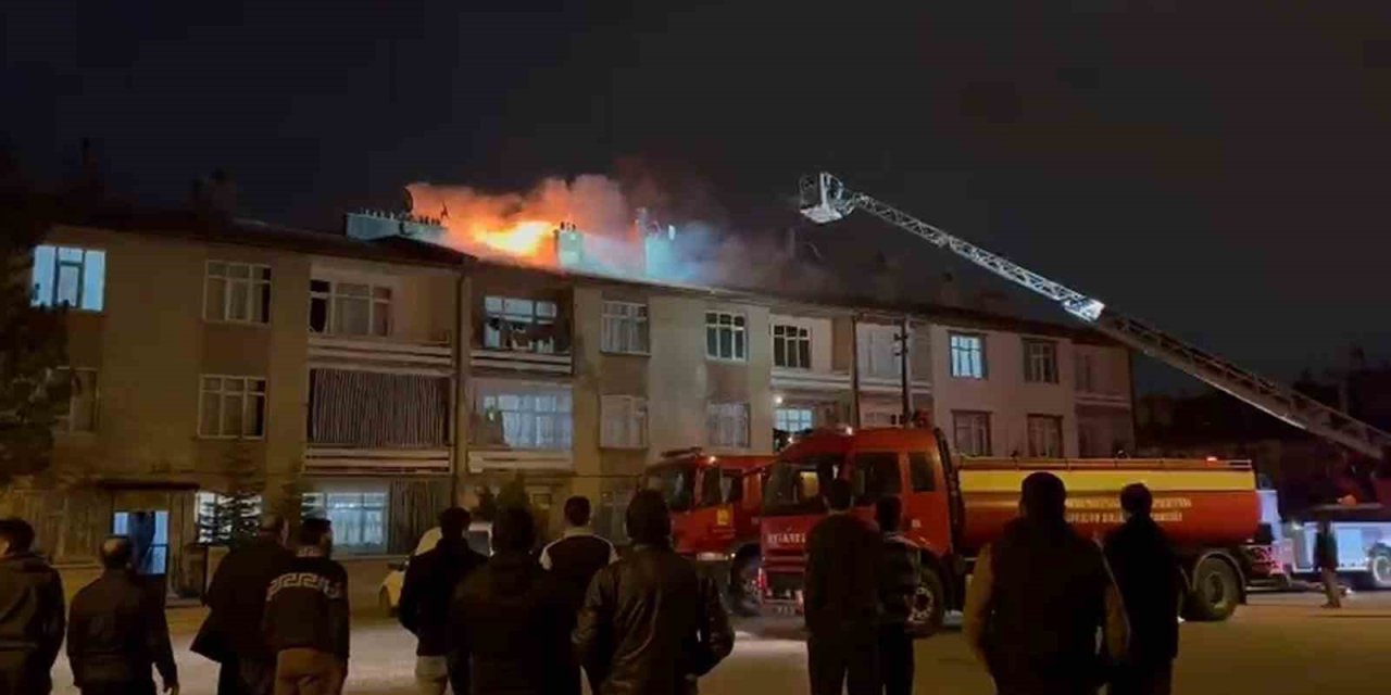 Konya'da gece yarısı paniği! Apartmanın çatısı yandı