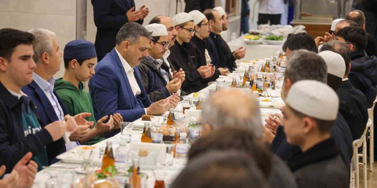 Konya’da sahur buluşması! Bakan Çiftçi Kur’an kursu öğrencileriyle