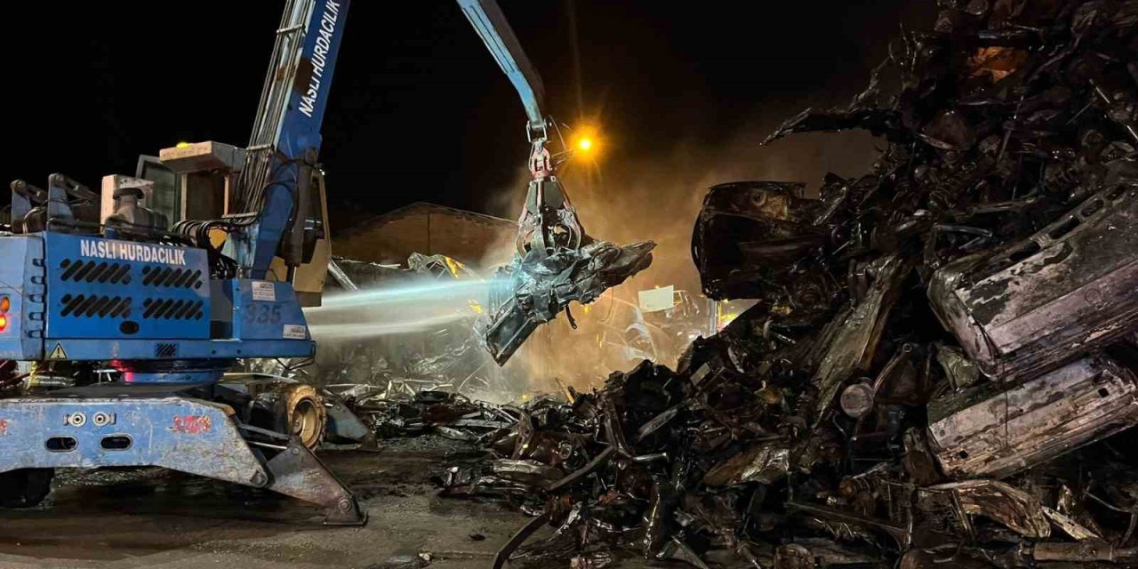 Çöpten Başladı, Sanayi Sitesine Yayıldı: 100 Araç Zarar Gördü