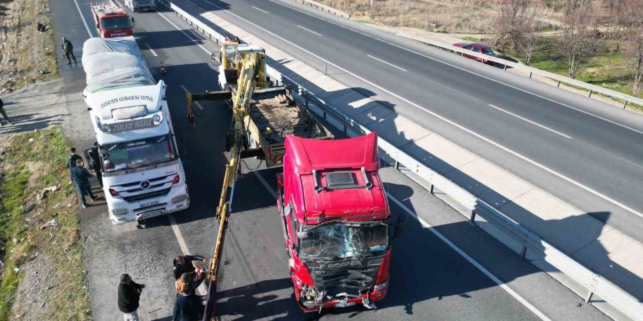 Konya yolunda yine kaza: Akşehir minibüsüne tır çarptı, 11 yaralı