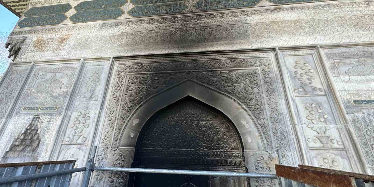 300 yıllık Tophane Çeşmesi ateş yakılması sonucu zarar gördü