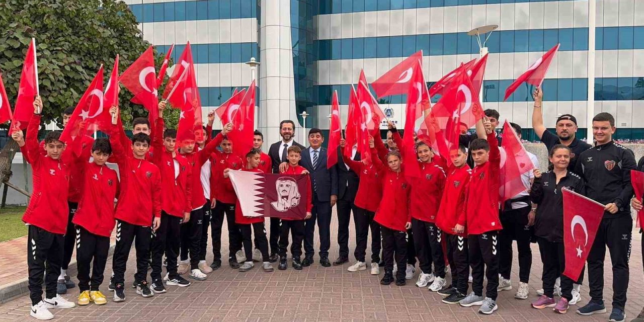 Katar’da mahsur kalan sporcular Türkiye’ye dönmek üzere uğurlandı