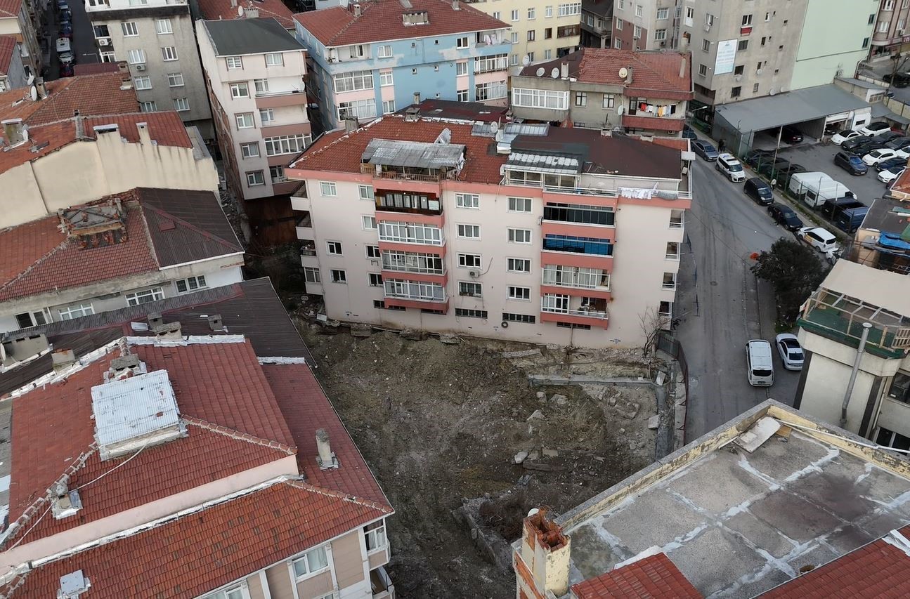 Koskoca bina böyle kaymış! Binanın eski hali ortaya çıktı