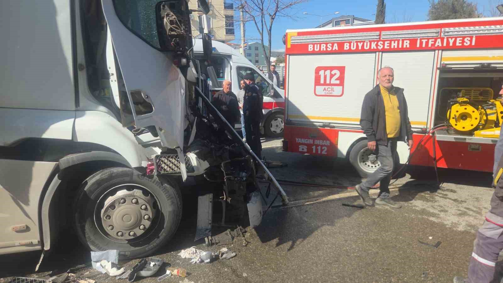 Nevşehirli kamyoncu Bursa'da zincirleme kazaya karıştı