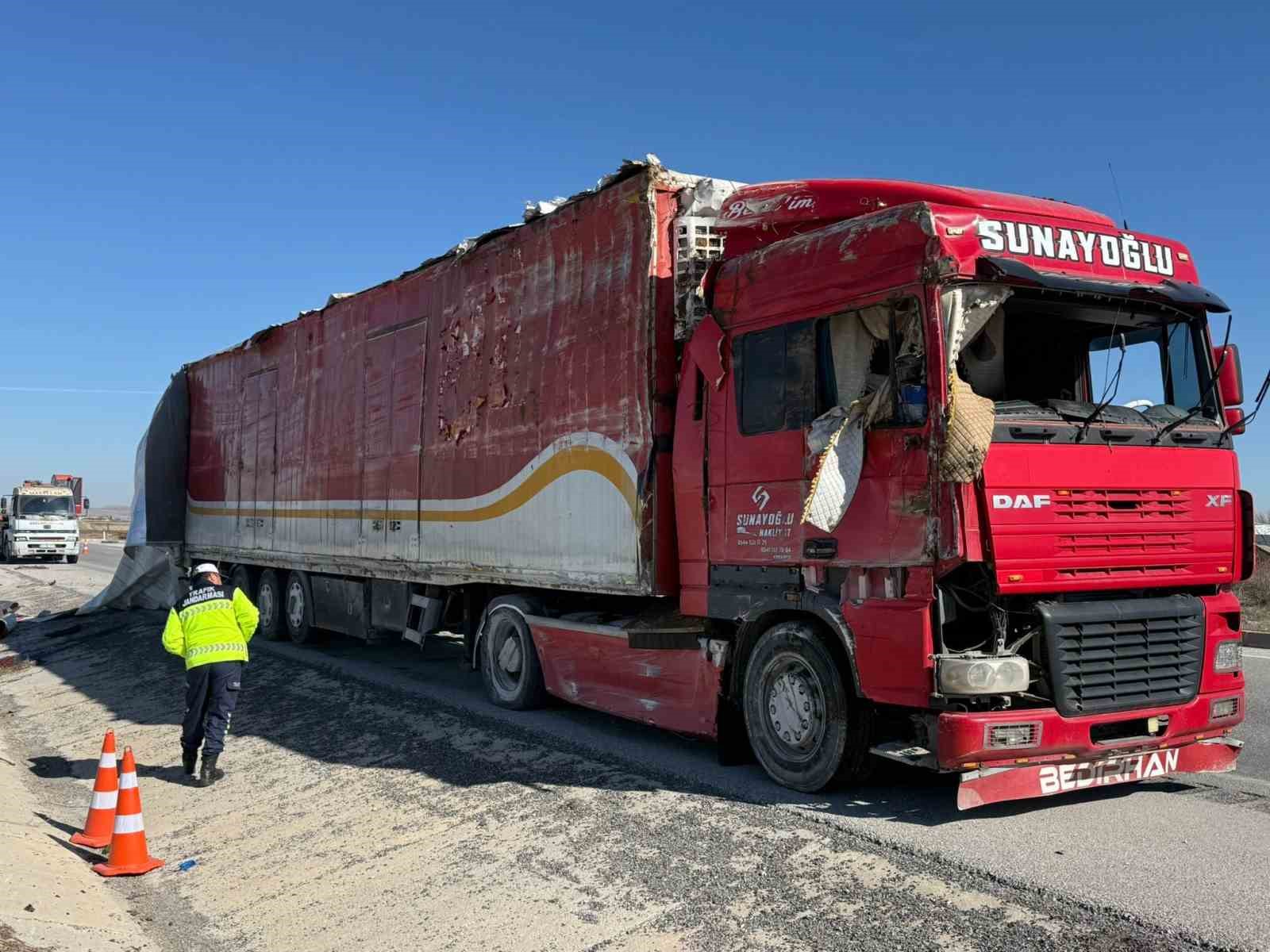 Hırdavat malzemesi yüklü tır devrildi! Sürücü yaralı