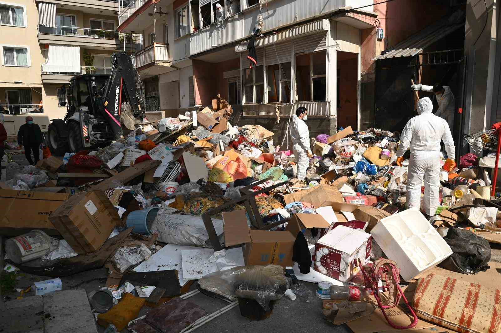 12 kamyon çöpü evinde biriktirmiş