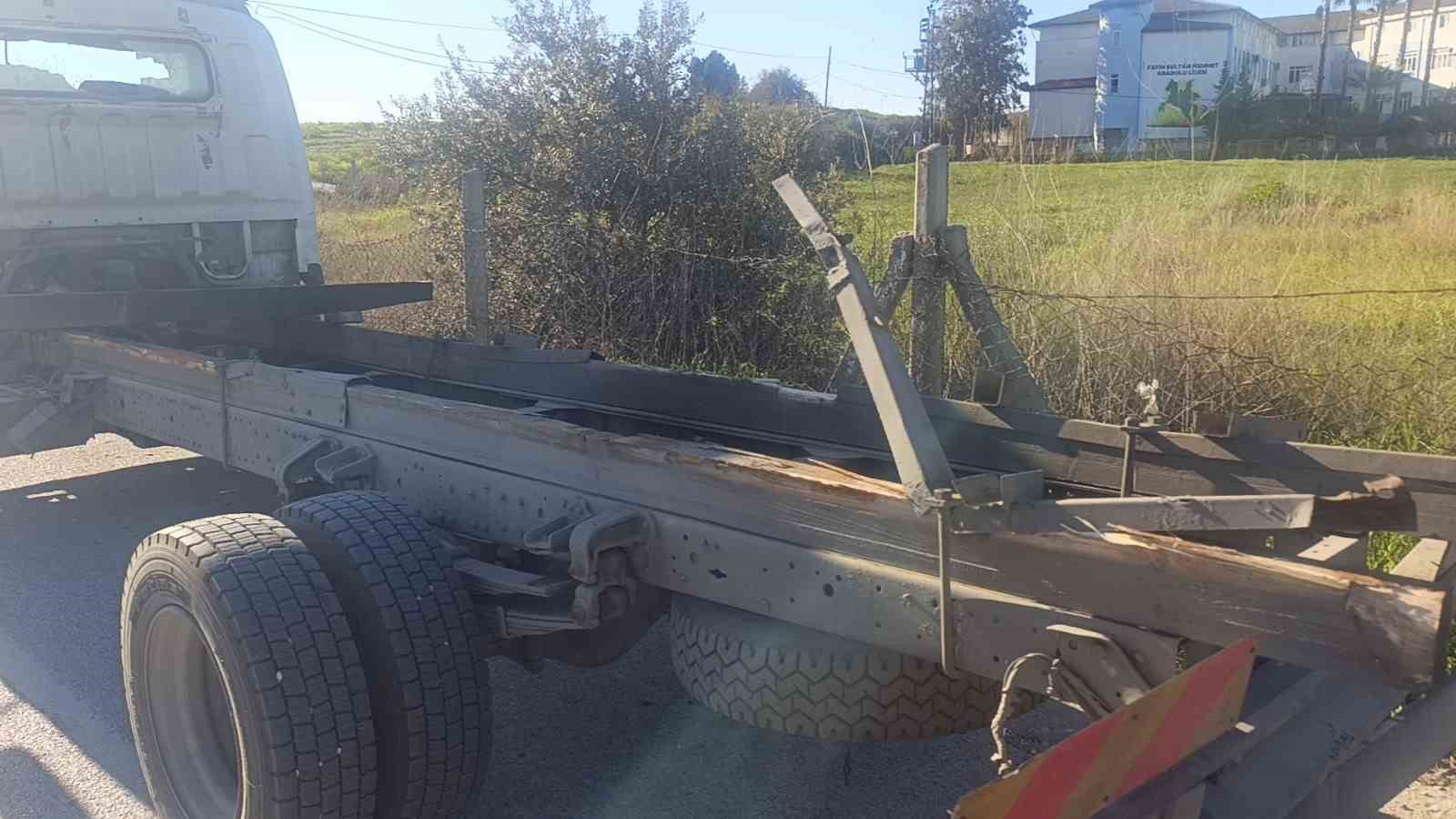 Kamyonun kasası koptu