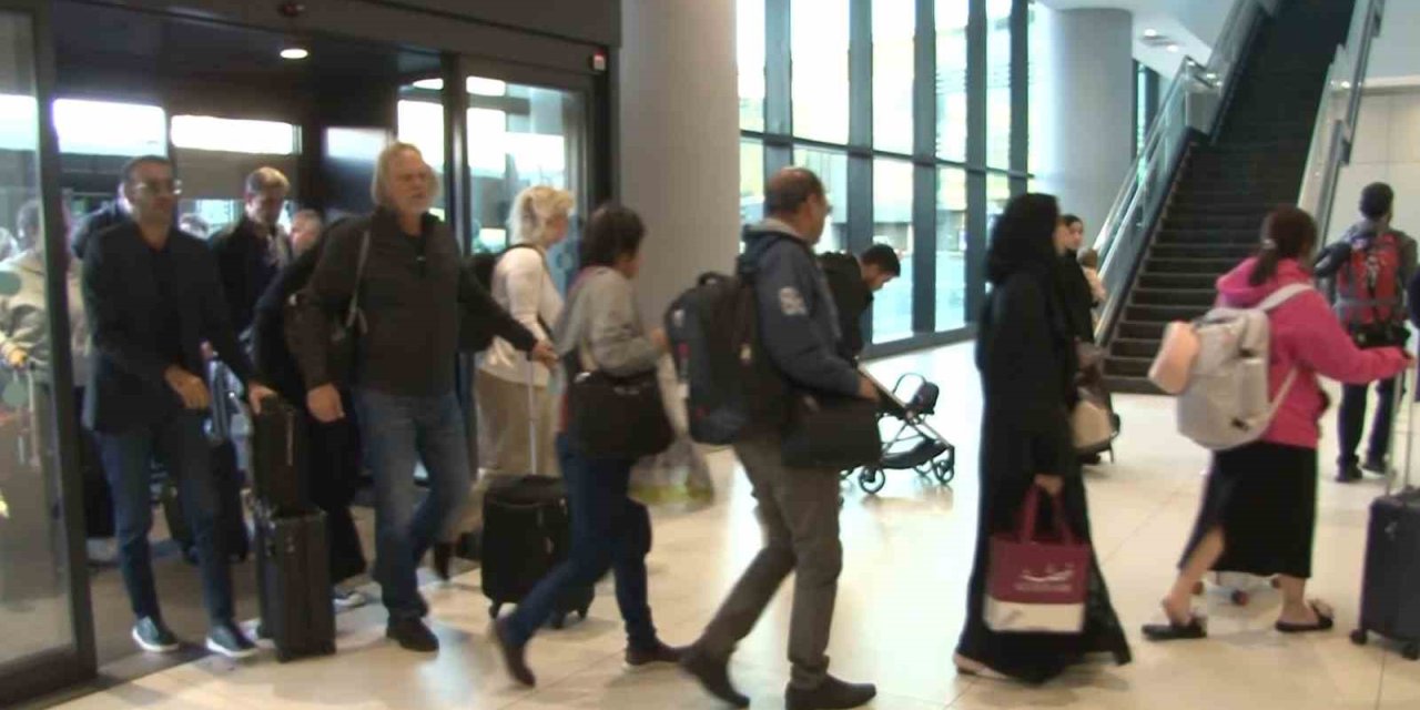 Katar’da mahsur kalan Türk vatandaşları Türkiye’ye döndü