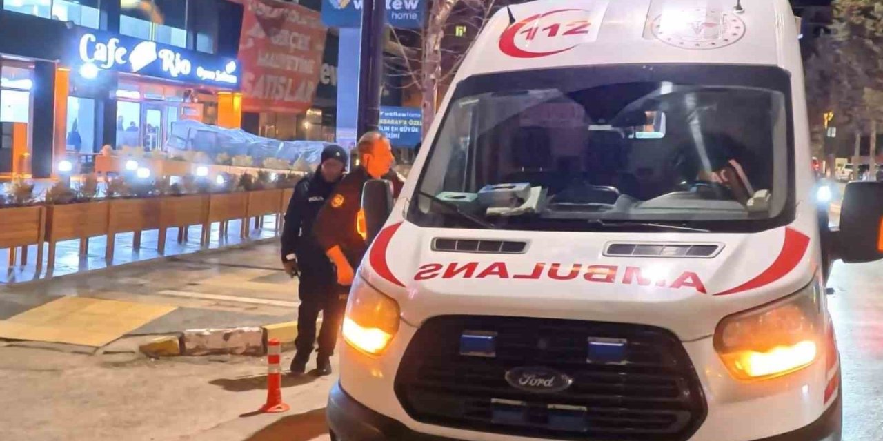 Kafedeki tartışma bıçaklı kavgaya dönüştü: 1 yaralı