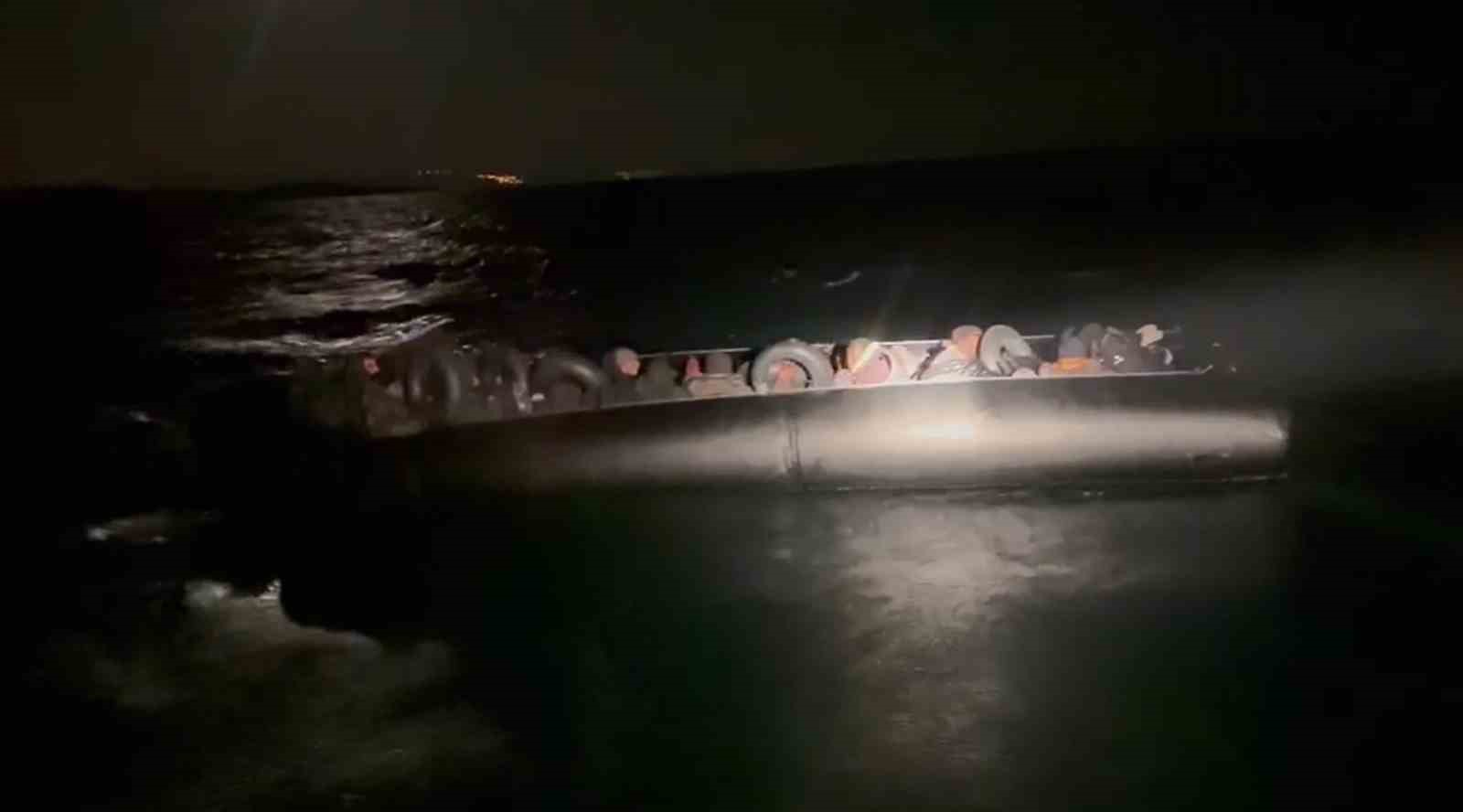 İzmir’de lastik bot içerisindeki 45 düzensiz göçmen yakalandı