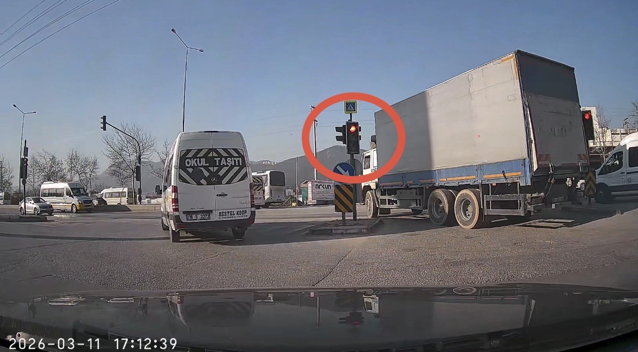 Ya renk körü ya çok cesaretliler! Kırmızı ışığı kimse takmadı