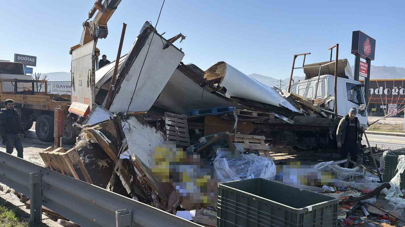 Afyon'dan İzmir istikametine zincir market tırı kaza yaptı