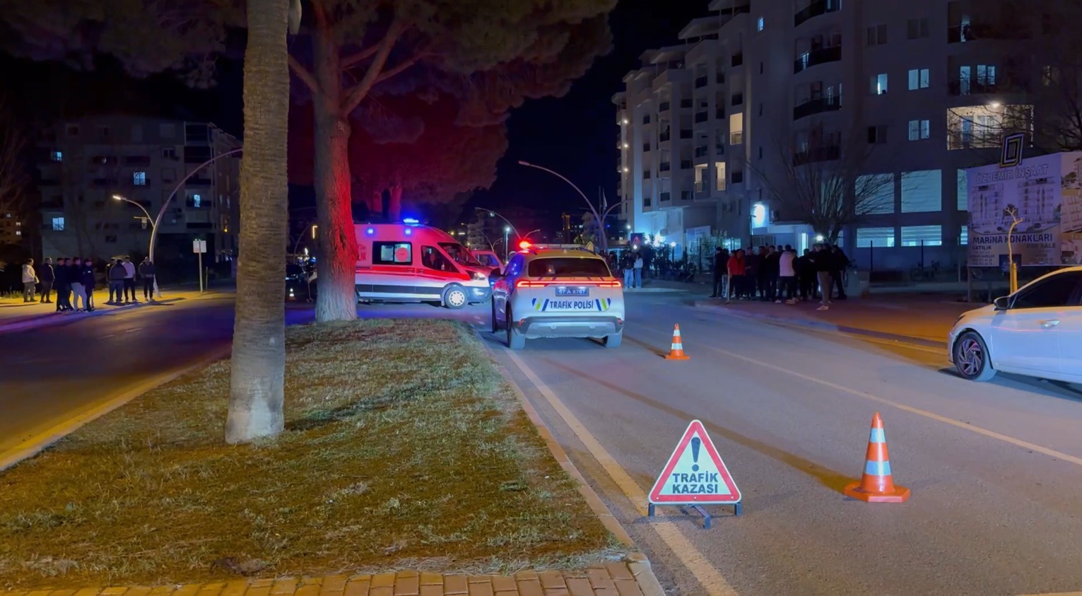 Gazipaşa'da Dün Gece: Motosiklet çarptı, kamonet durdu ambulans götürdü