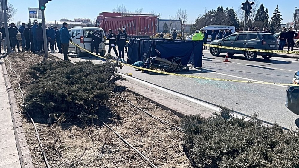 Kırmışı Işıkta Can Pazarı! Ticari Araca Arkadan Çarptı