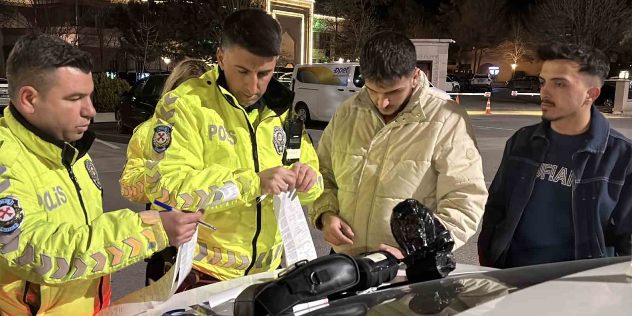 Egzoz patlatırken polise yakalandı, hem ceza yedi hem arabasından oldu