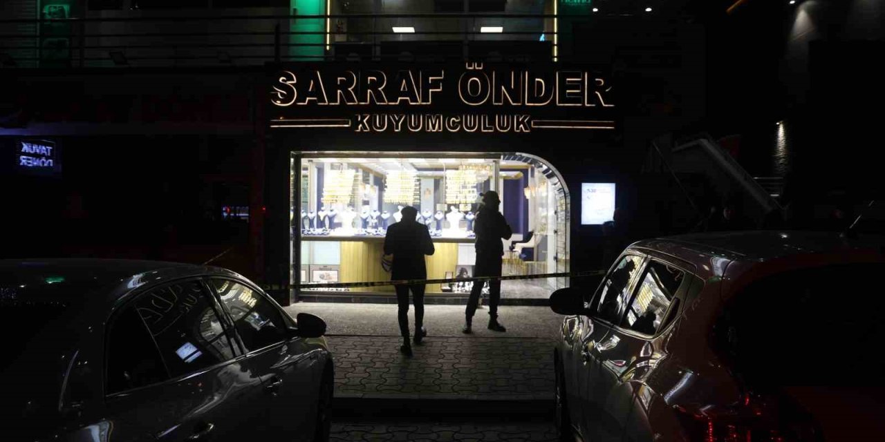 Konya'da biber gazlı kuyumcu soygunu! İmitasyon bilezikleri çaldılar