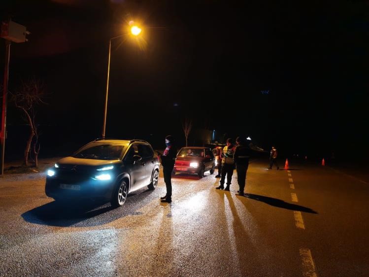 2 subay, 6 jandarma astsubay, 9 jandarma uzman çavuş, 1 jandarma trafik timi 498 kişiyi sorguladı