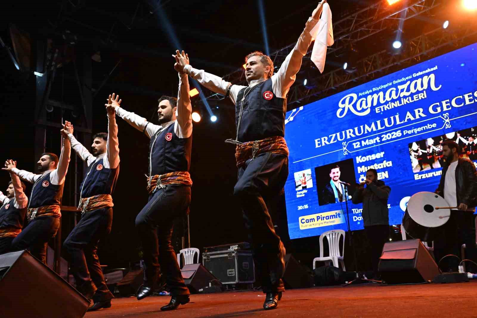 Erzurumlular Antalya'da vur patlasın çal oynasın eğlendi, sokak meraklı bakışlarla doldu