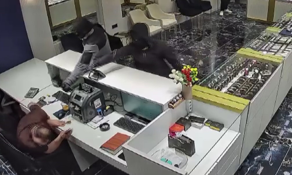 Kuyumcuya Soygun Yapmaya Girdiler, "İmitasyon" Sürpriziyle Hayal Kırıklığı Yaşadılar!