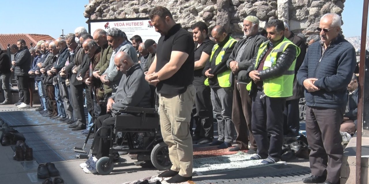 Hacı Bayram Veli, Ramazan'ın son cumasında doldu taştı