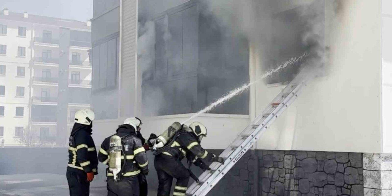 Şarj aleti patladı! Apartman dumana boğuldu