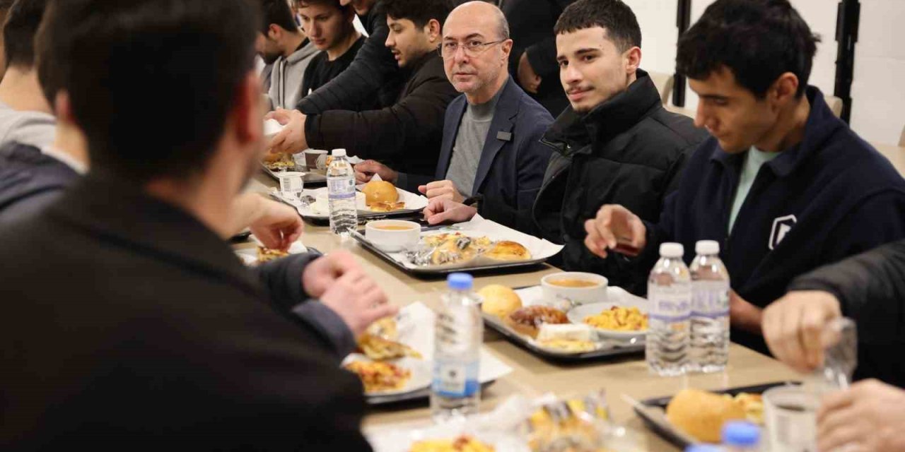 Başkan Pekyatırmacı öğrencilerle sahurda buluştu