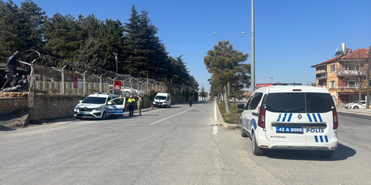 Trafik uygulamasındaki polis memuruna motosiklet çarptı