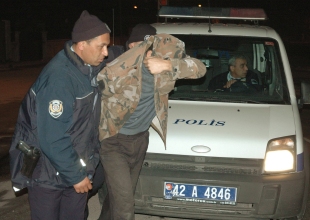 Kendine hırsız diyen iki kişiyi bıçakladı