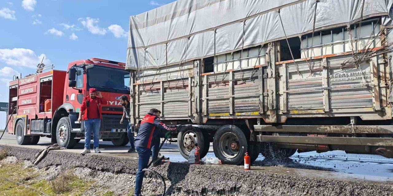 Balata sıkıştı, Konya'dan Aksaray'a giden kamyonun lastiği yandı