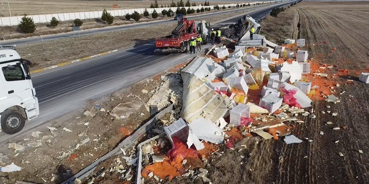 27 ton havuç devrilen tırla ziyan oldu