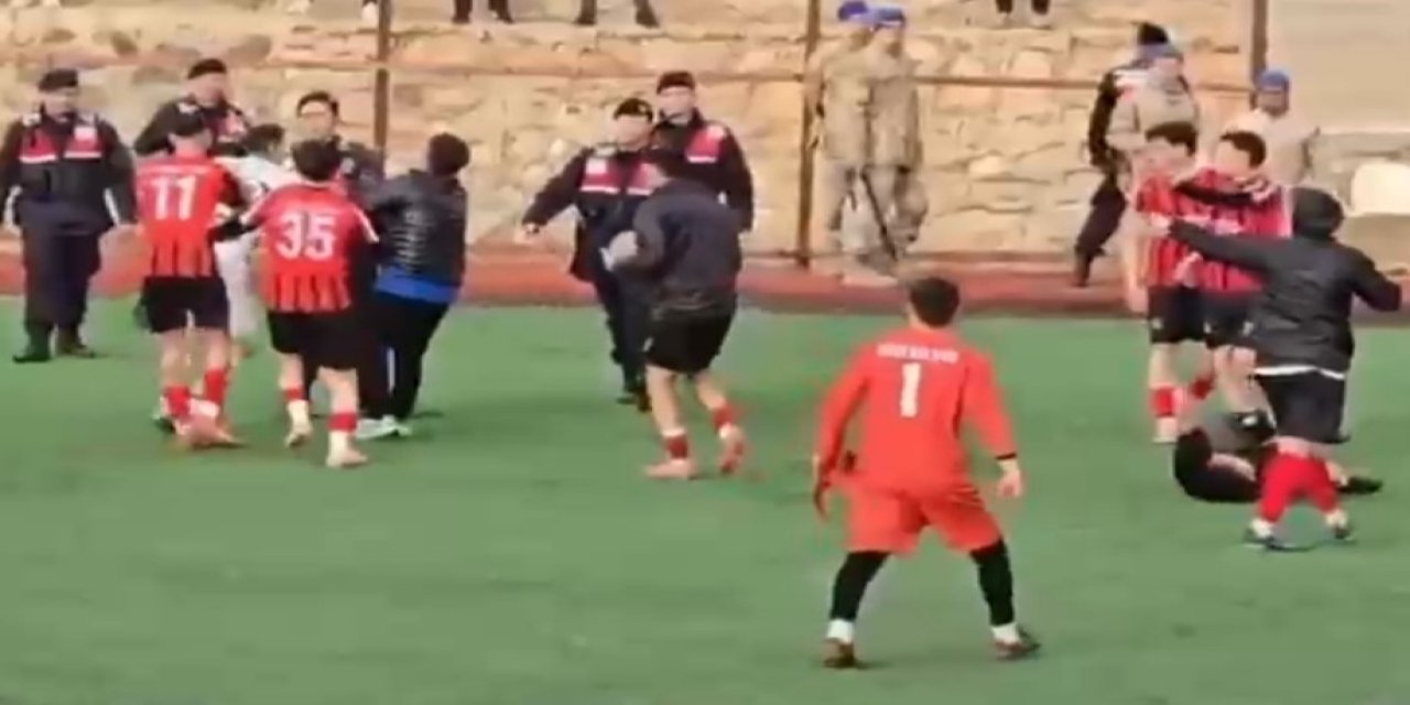 Düdük çaldı, yeşil saha ringe döndü