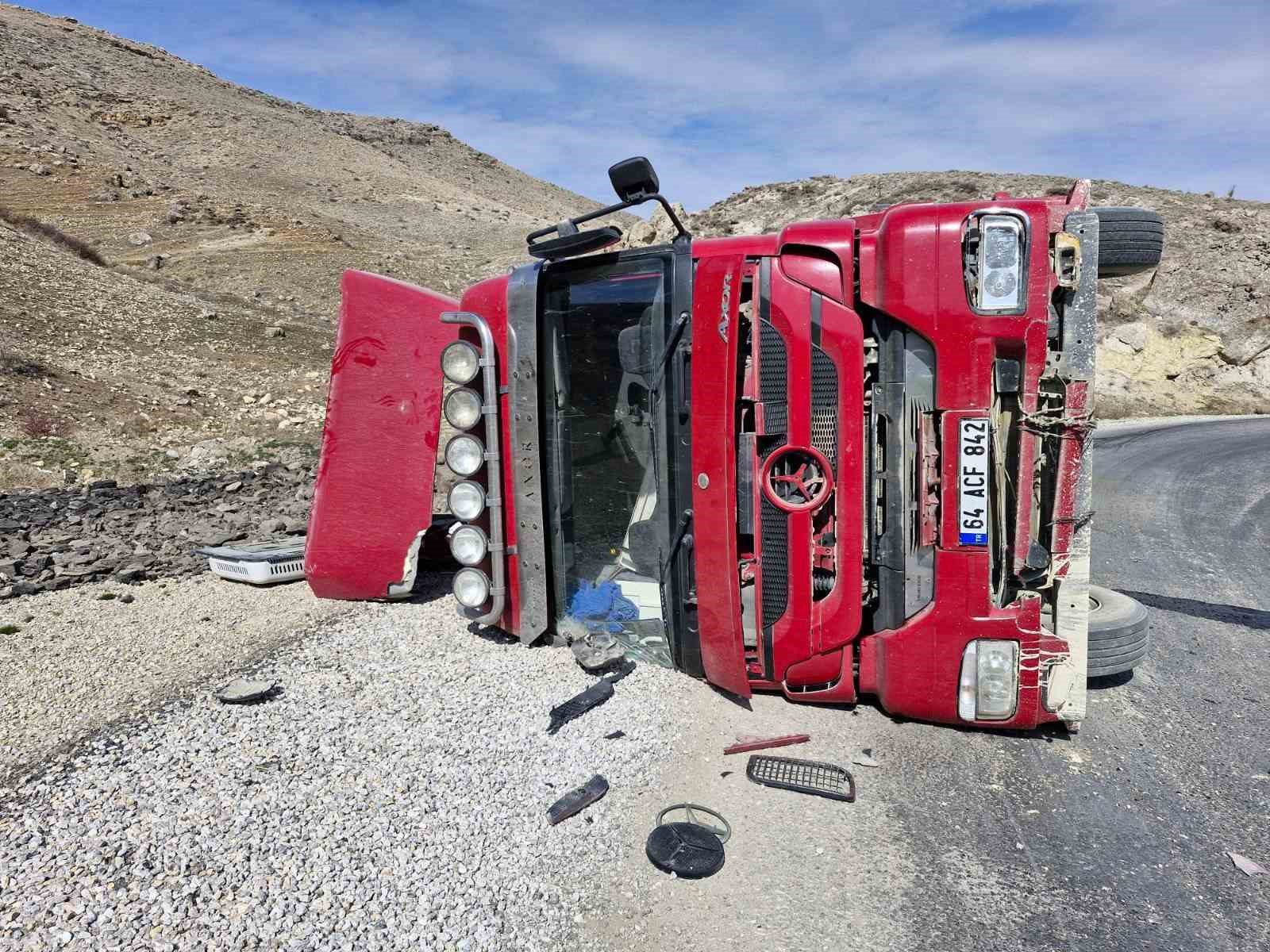 Kömür yüklü tır Afyon'da devrildi 1 kişi yaralandı